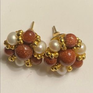 Sandstone and pearl with gold earrings